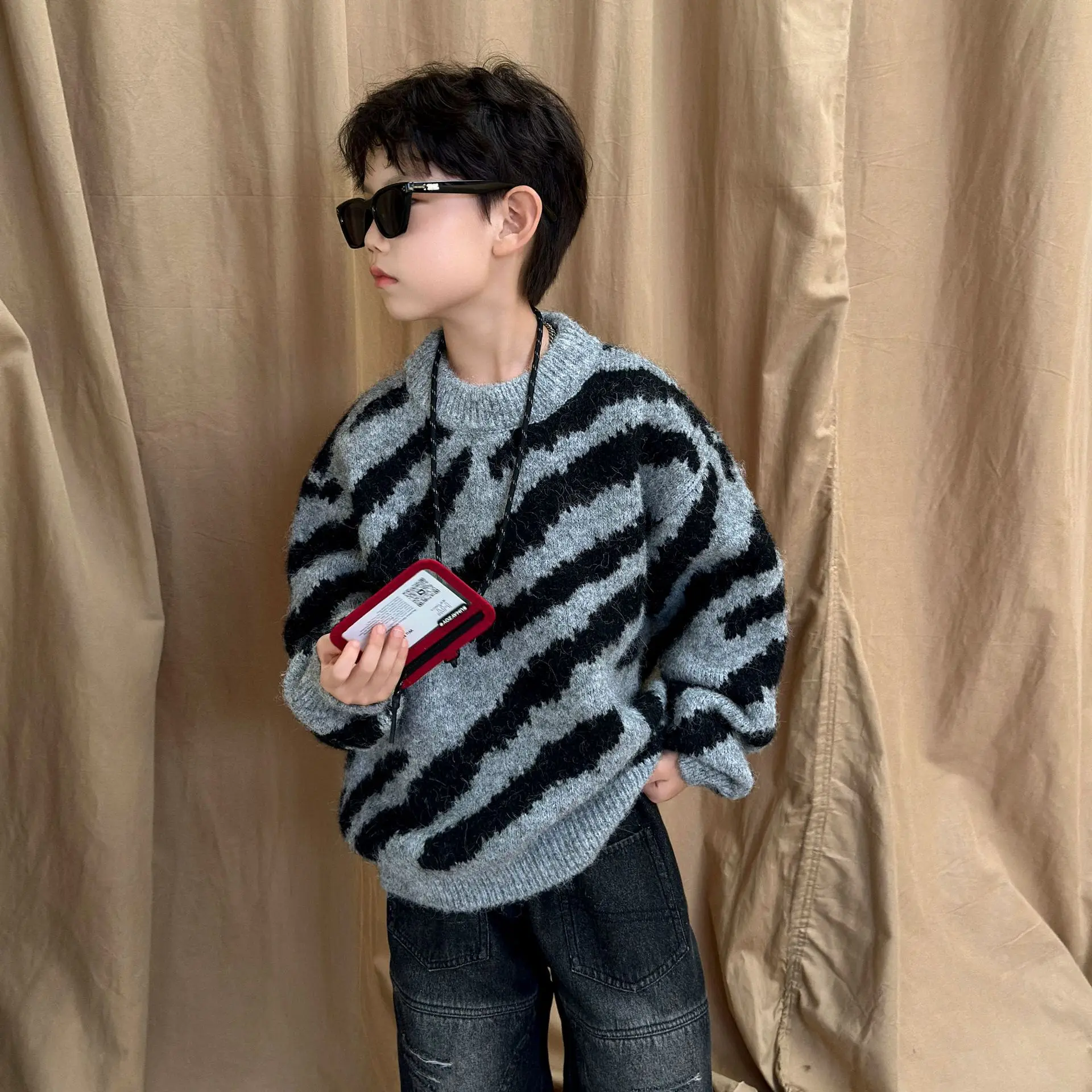 سترة 2025 الخريف والشتاء ملابس الأطفال الجديدة الكورية نمط الفتيان والفتيات موضة الدافئة مخطط البلوزات بسيطة