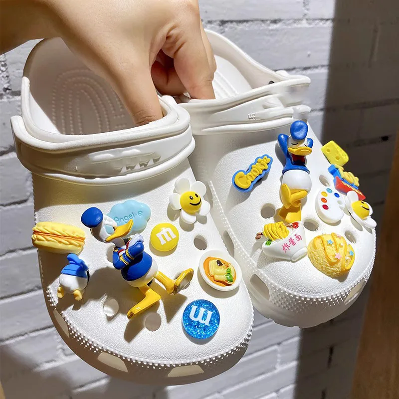 12pcs/set New Disney Shoesflower Donald Duck Cartoon Kawaii Hole Shoes Accessories Buckle Set Diy Decoration Removable Girl gif