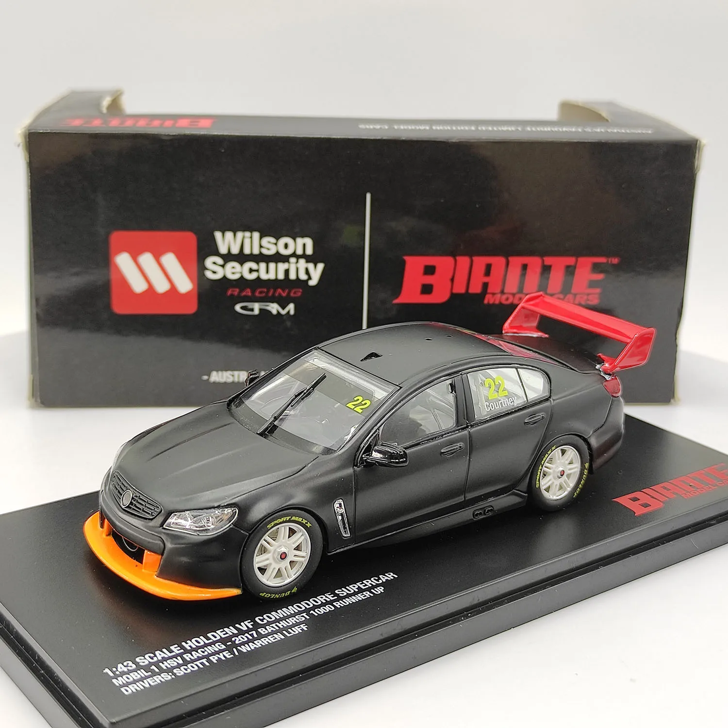 

Diecast Biante 1/43 Scale HOLDEN VF Commander Sports Car MOBIL 1 HSV Alloy Frosted Racing Car Model Collectible Toy Gift