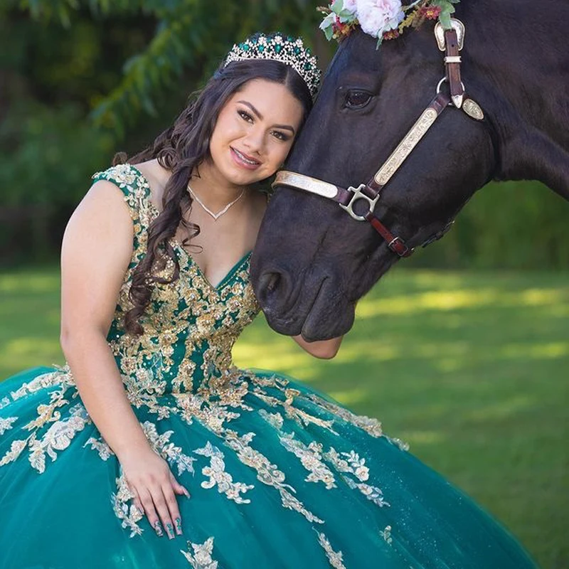 ANGELSBRIDEP-فساتين Quinceanera مع زينة ذهبية ، هنتر الأخضر ، مثير ، على شكل حرف v ، الدانتيل متابعة ، الحلو 16 فساتين ، فساتين الكرة ، الأميرة ، عيد ميلاد