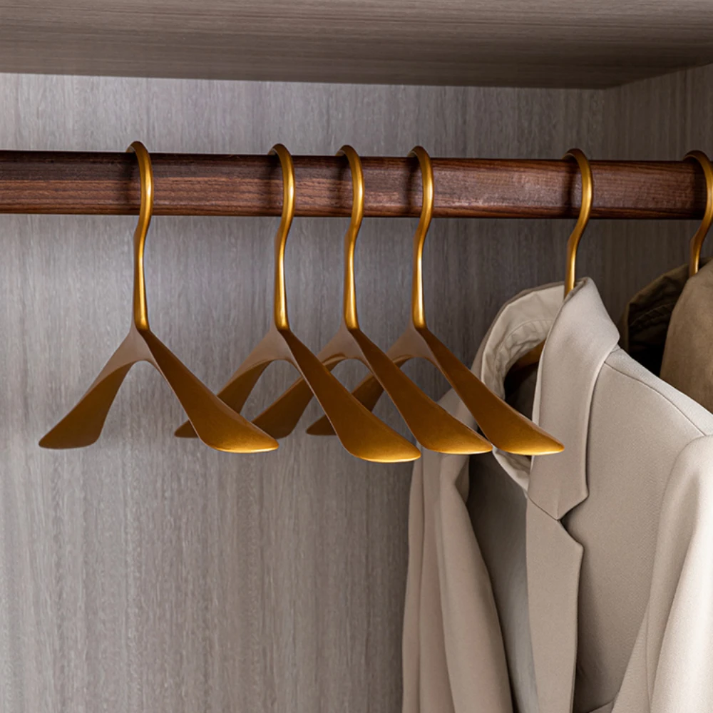 

Вешалка из прочного алюминиевого сплава, высококачественная, доступная Роскошная вешалка для одежды, нескользящая, не оставляющая следов, устойчивая к широким плечам вешалка