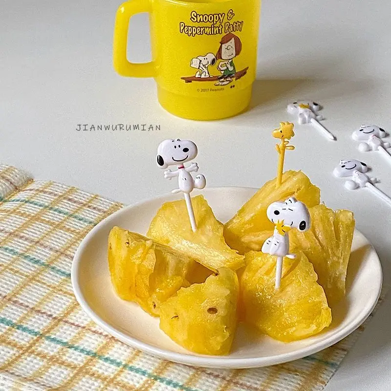 8 sztuk Anime śliczne Snoopy znak owoców Cartoon dzieci widelec do owoców widelec Bento japoński przenośny wystrój ciasta zabawki prezenty