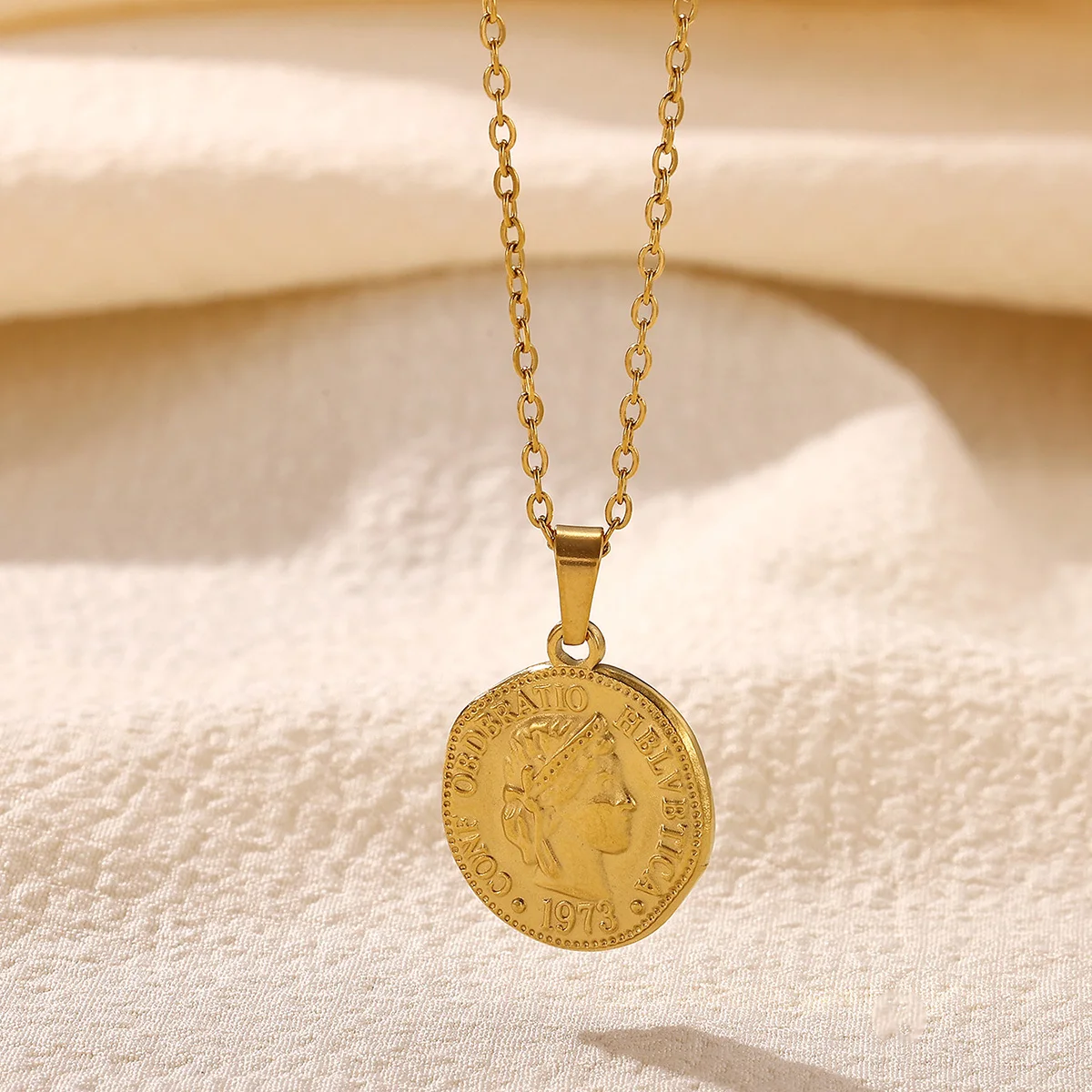Stainless Steel Portrait Queen Coin Necklace Fashion Gold Color Round Coin Carved Queen Pendant Choker Waterproof Female Jewelry