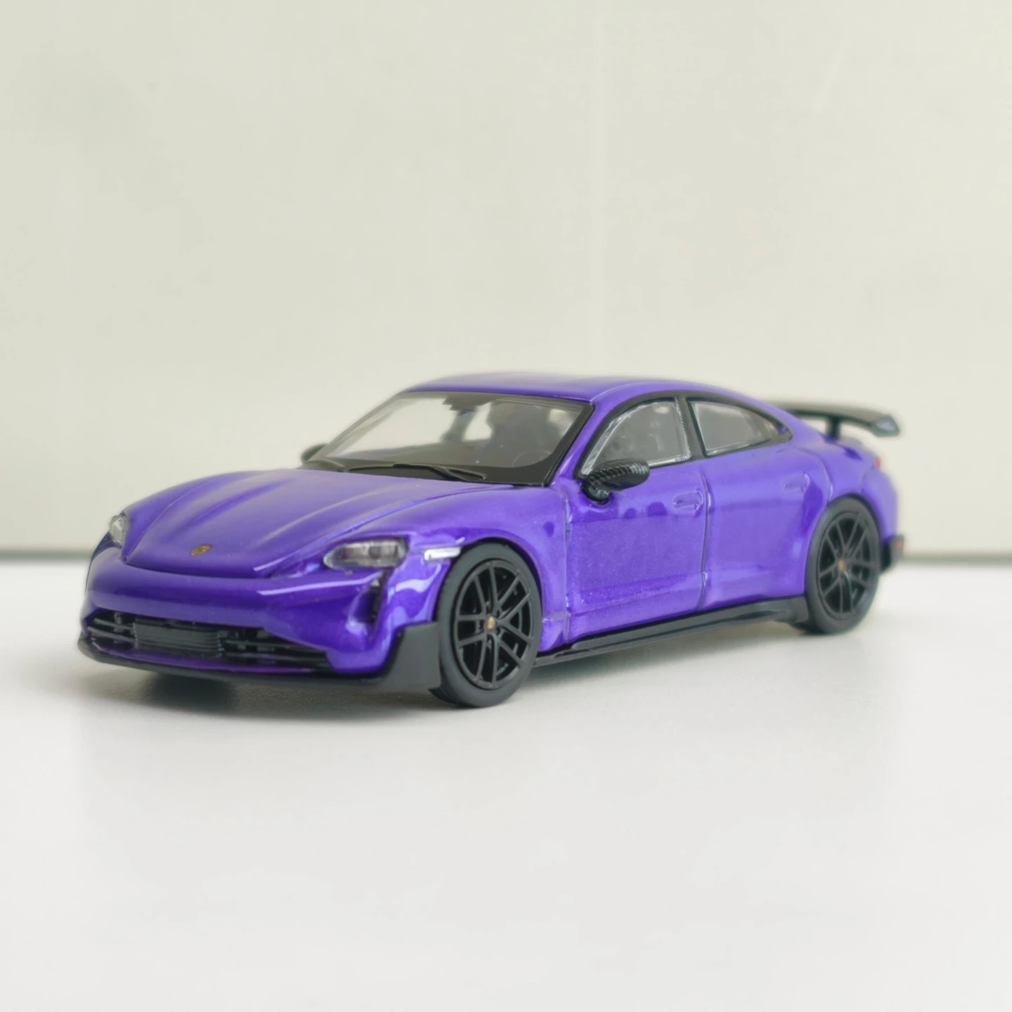 1:64 Simulation Porsche Taycan Turbo GT alloy car model ornament suitable for collection and can be given as a gift to friends