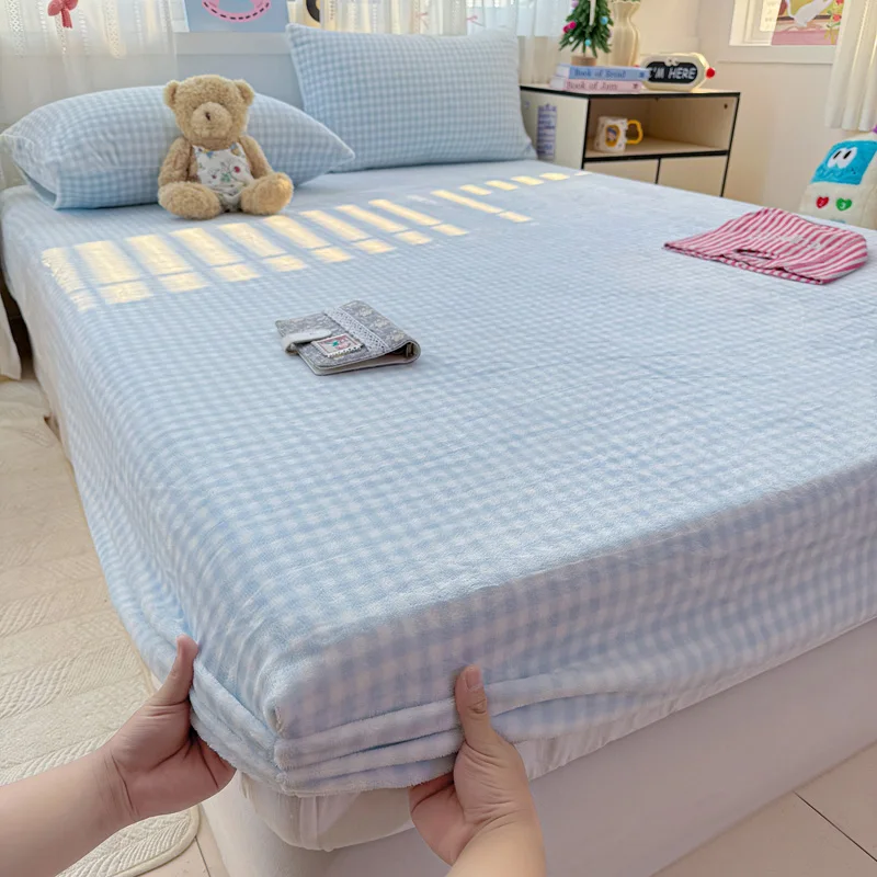 

2025 New Winter Milk Fleece Anti-slip Bed Cover Printed Checkered Fleece Warm Mattress Cover with A Stretchable Bedspread