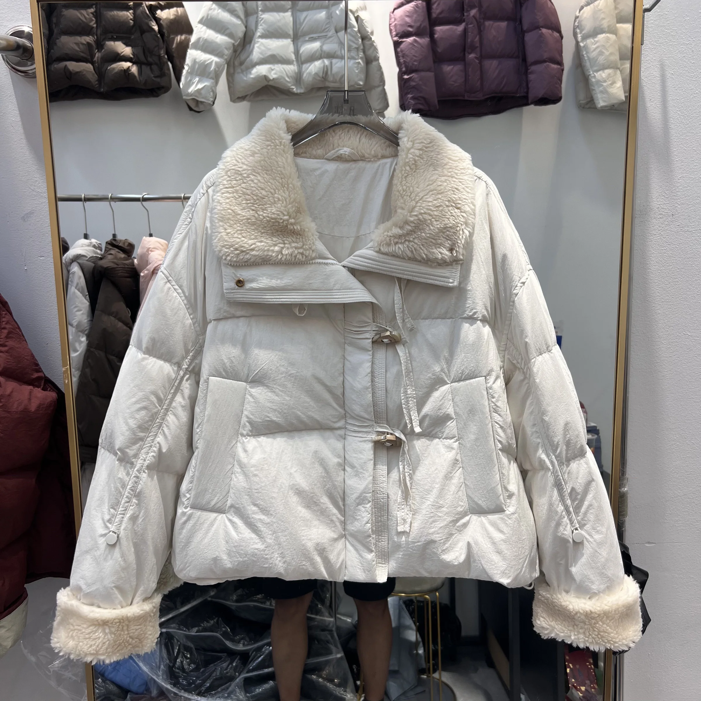 سترة بيضاء مبطنة من صوف الضأن على شكل قرن البقرة سترة سفلية للنساء مع صوف امبسوول فضفاض بياقة مقلوبة معطف شتوي قصير