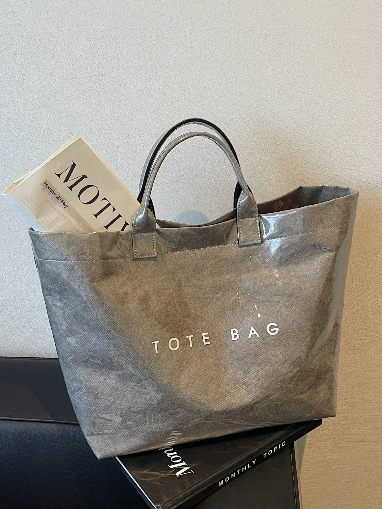 

Прозрачная сумка-тоут из ПВХ большой вместимости с жатой текстурой и буквенным принтом