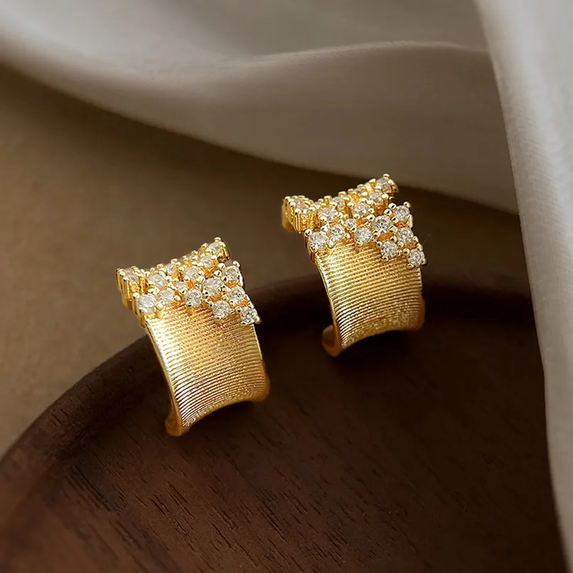

Fashion Gold Color Rhienstone Pearl Semi Circle Stud Earrings for Women Luxury Twist Geometric Drop Earring Girl Daily Jewelry