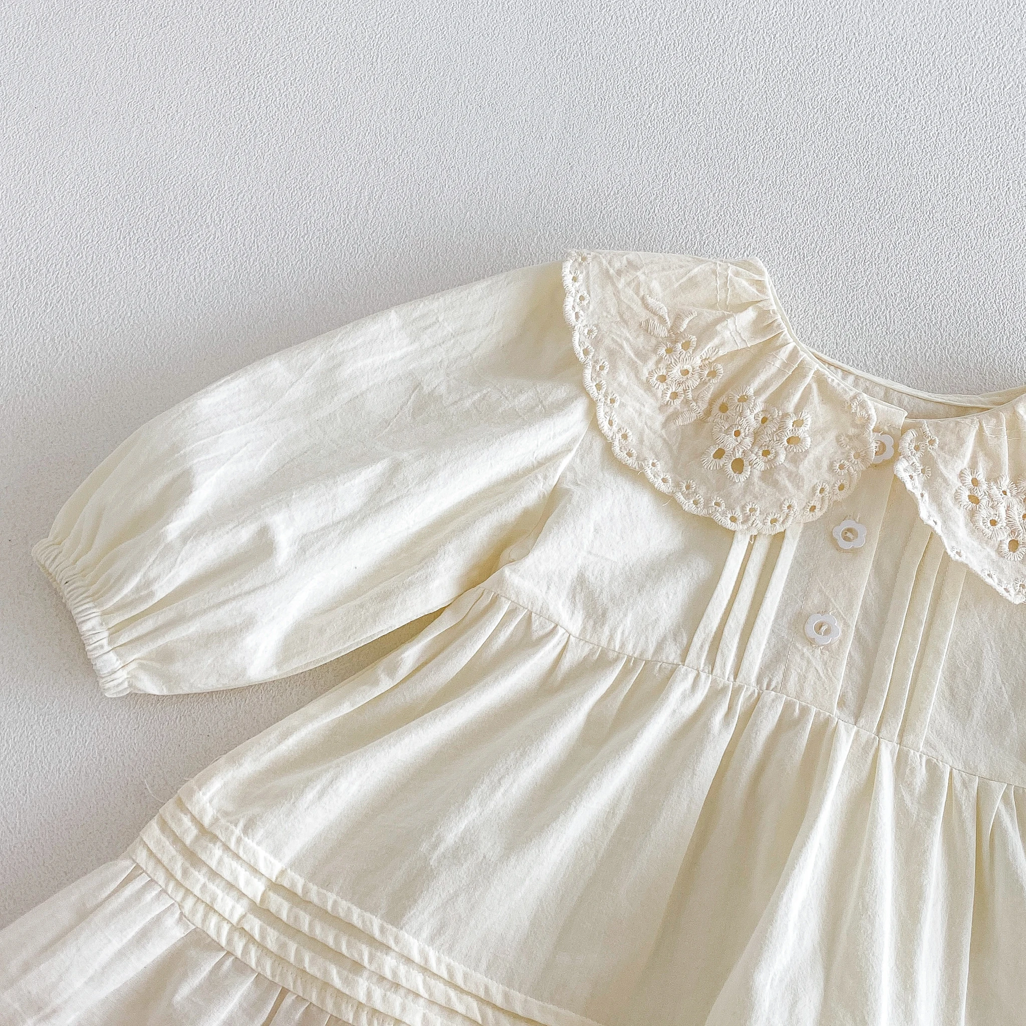 Mädchenkleid im Herbststil mit Schnürung, lässig-schickem Prinzessinnen-Design und plissiertem Kragen - Babykleid für Kleinkinder – Detail 5