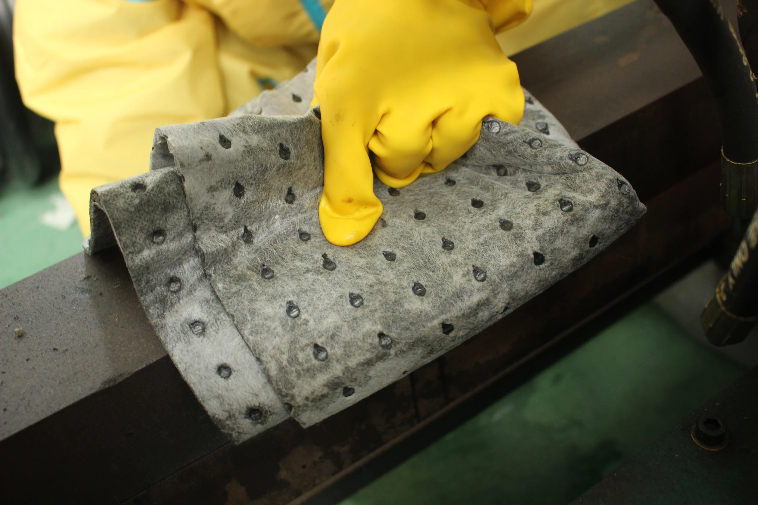 وسادة عالمية ماصة بتصميم مدمج لأقصى قدر من الامتصاص