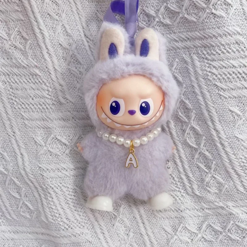 

Мини-версия для Labubu4.0 Labubu 4-го поколения, аксессуары для детской одежды, кулон, жемчужное ожерелье с 26 буквами для куклы 10 см