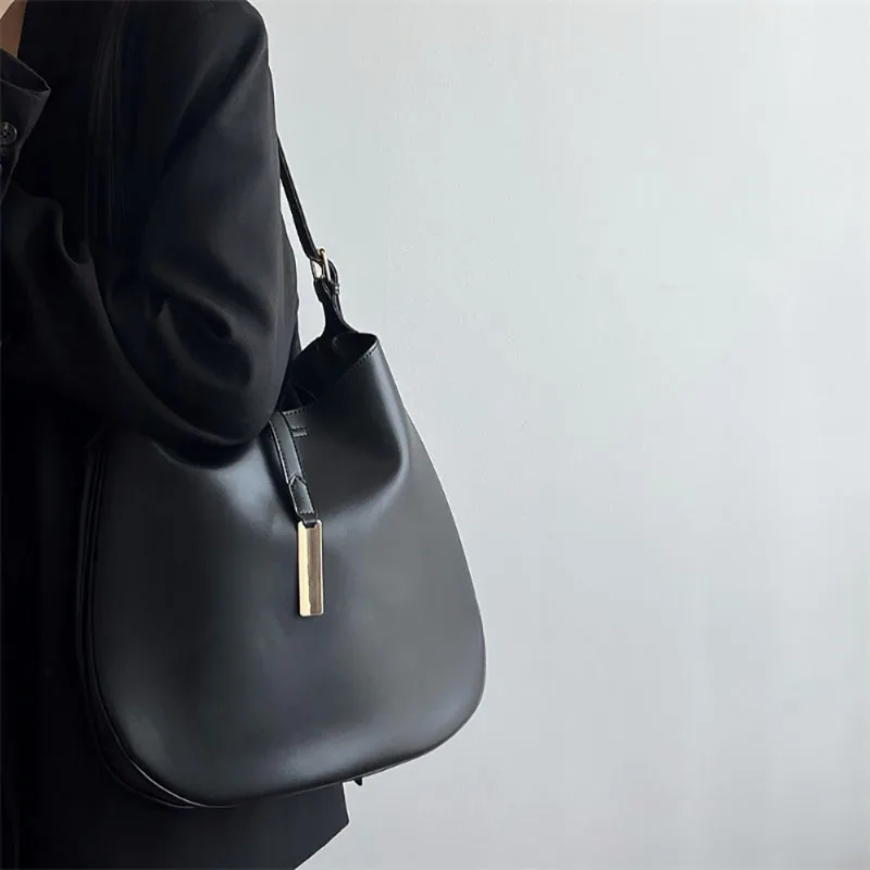 Black Texture Niche Design Underarm Bag Female 2023 New Vintage Soft Leather Simple Bucket Bag Fashion All-Match Crossbody Pack