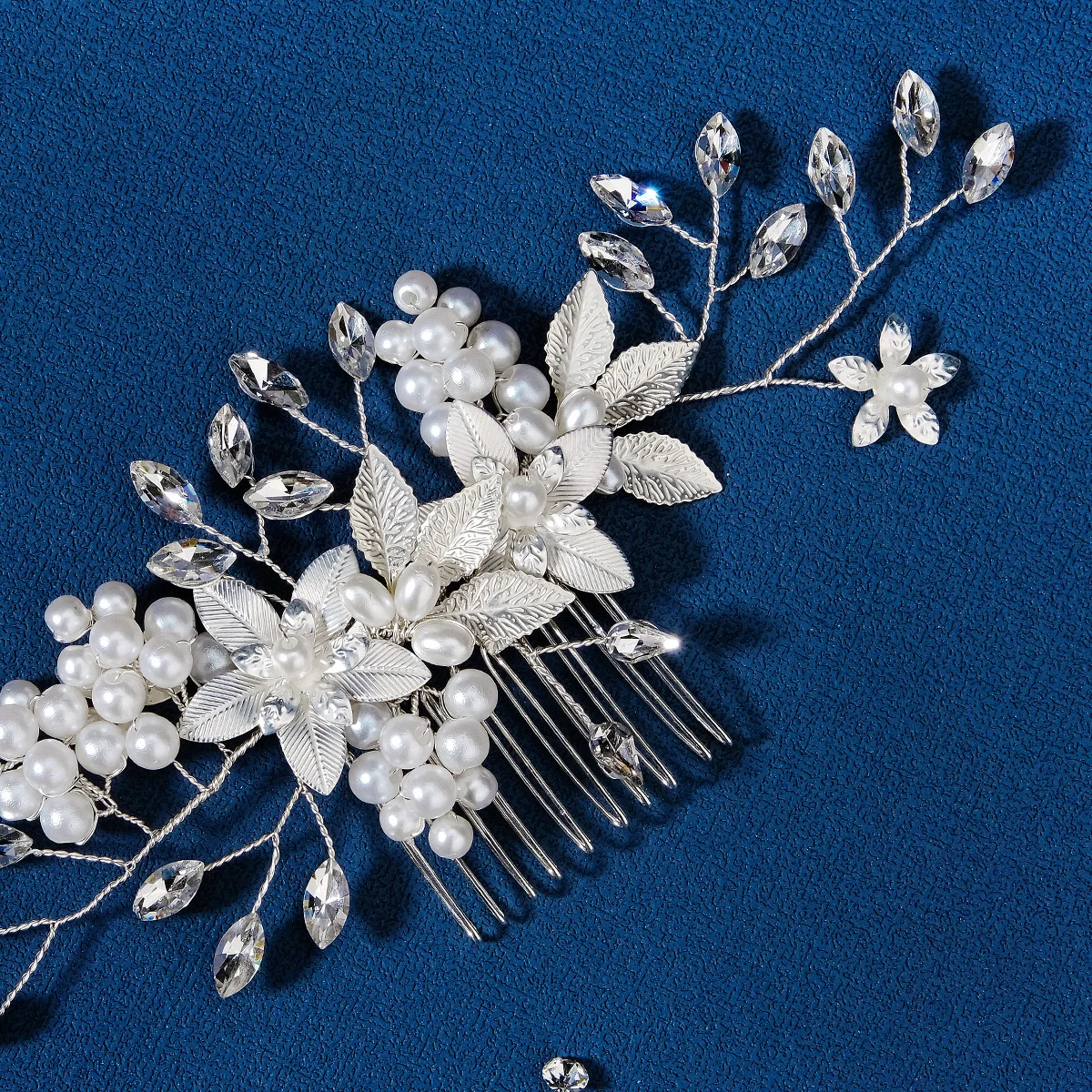 Neuer Haarkamm aus Silberlegierung, handgefertigte Perlen, Strasssteine, modischer Metall-Kopfschmuck, elegantes Haarschmuck-Accessoire für Frauen – Detail 7