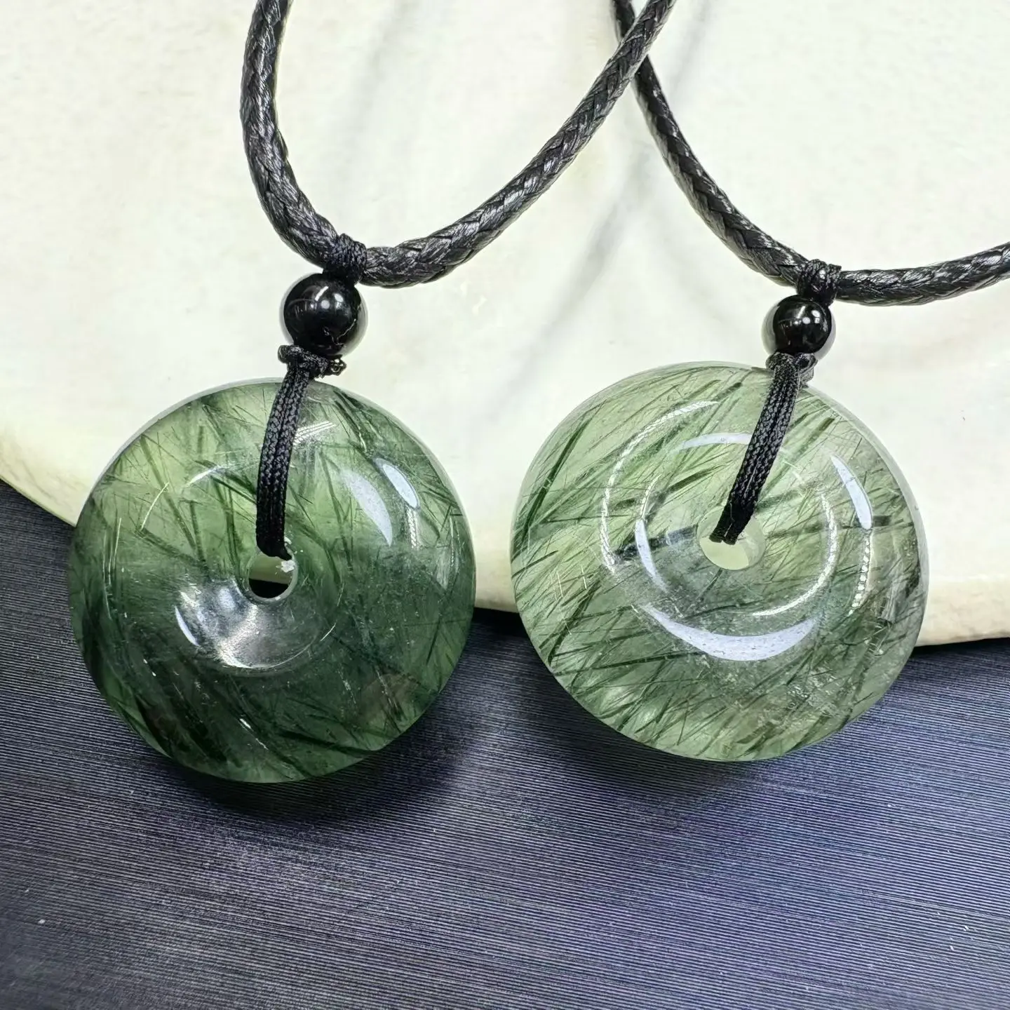 

1 шт. кулон-пончик из натурального зеленого рутилового кварца Fengbaowu, регулируемая цепочка 70 см, камень для исцеления Рейки, ювелирное украшение, подарок для женщин и мужчин