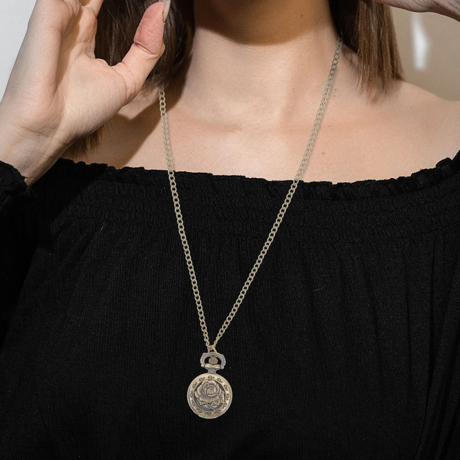 

Retro Bronze Pocket Watch Necklace Quartz Movement Accurate Timekeeping Stylish Accessory for Men and Women Pocket Watch