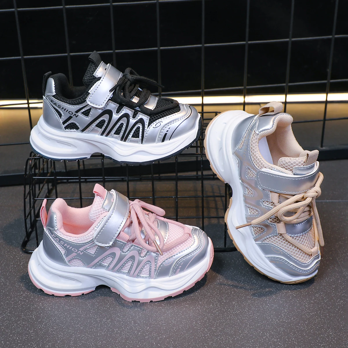 أحذية رياضية جديدة للأطفال للأولاد والبنات أحذية الجري للتنس والمشي لمسافات طويلة في الهواء الطلق للأولاد رياضية قابلة للتنفس وخفيفة الوزن وغير رسمية