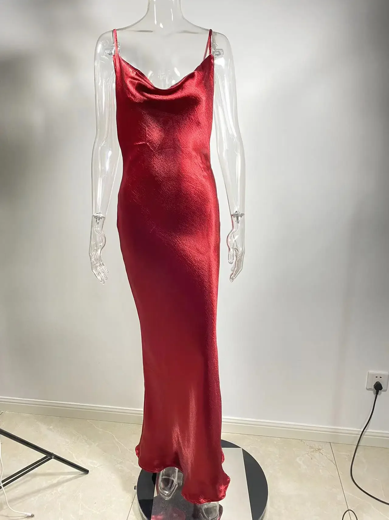 Sexy backless strapless lange jurk effen glanzende ruches rand mouwloze onregelmatige zoom geplooide party zeemeermin bodycon jurk