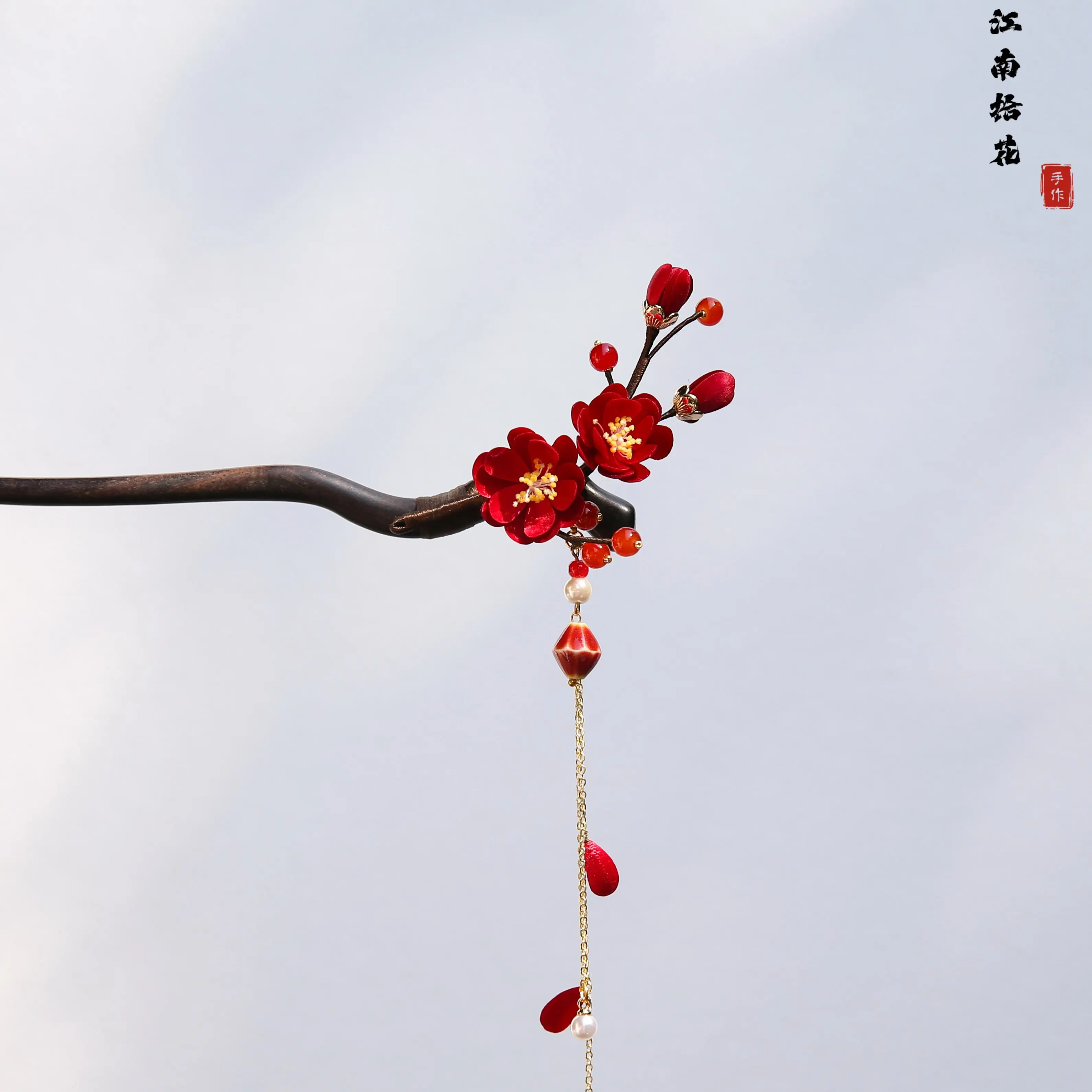 Epingle-a-cheveux-en-velours-rouge-a-motif-de-fleur-de-prunier-faite-a-la-main-accessoire-de-tete-pour-qipao-chinois-avec-pompon-amovible