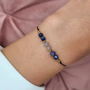 Minimalist bracelet on a thread of natural stones \