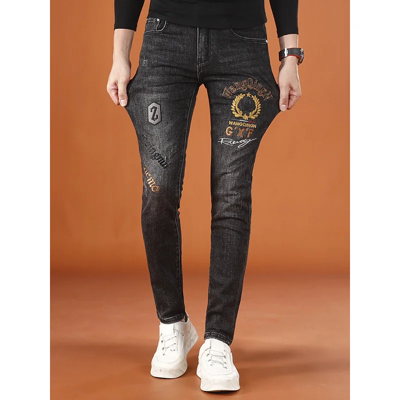 Pantalones estampados bordados para hombre, novedad de otoño 2021, ropa ligera de lujo para hombre, pantalones vaqueros elásticos de pierna pequeña
