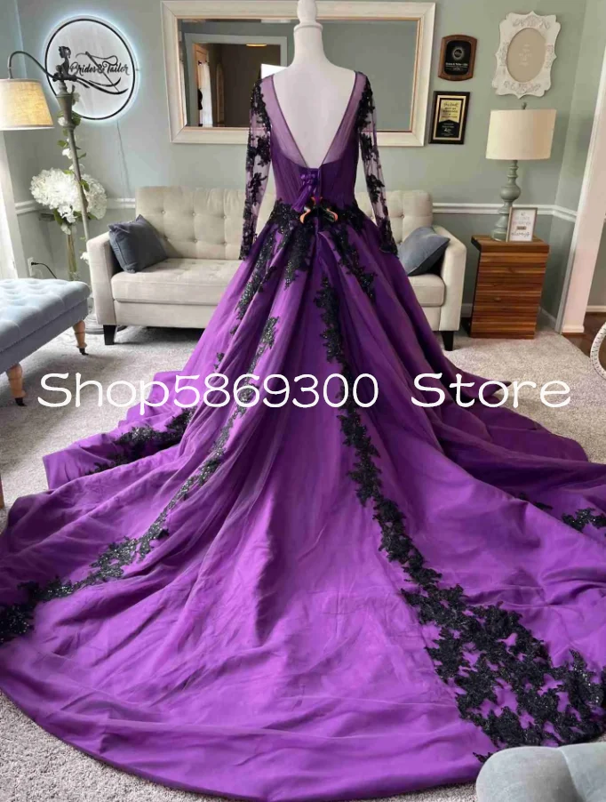 ชุดแต่งงานสไตล์โกธิคสีดำม่วงพร้อมผ้าคลุม แขนยาว ประดับลูกไม้ คอร์เซ็ทผูกเชือก ชุดเจ้าสาวสไตล์คันทรี่ ตัดเย็บตามสั่ง