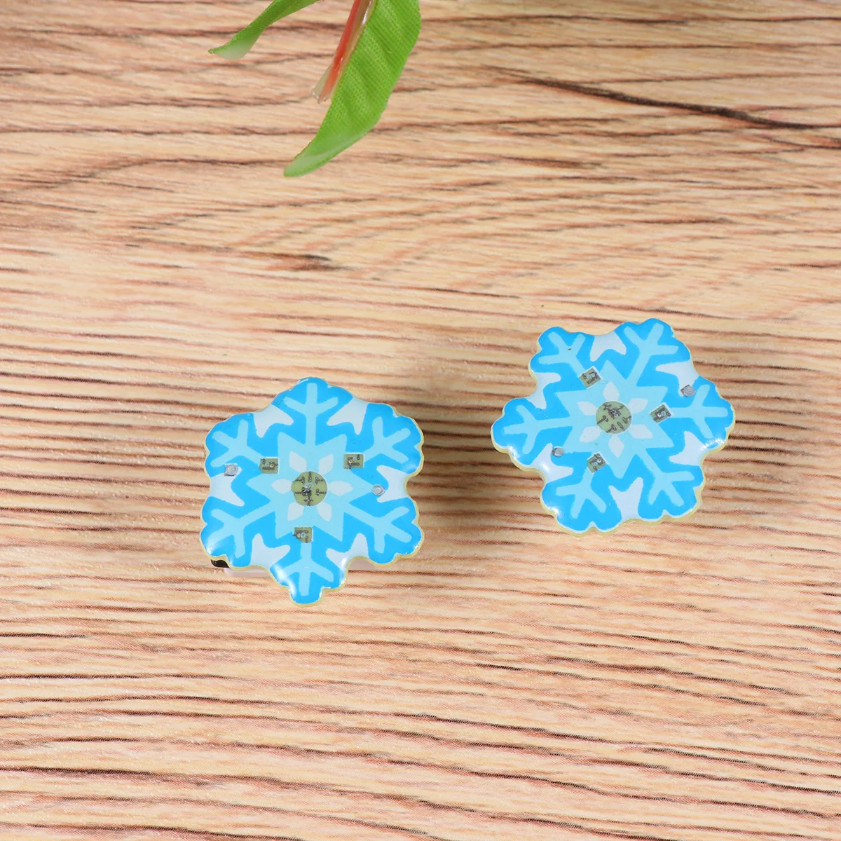 25 قطعة دبابيس بريق عيد الميلاد LED شارات متوهجة ندفة الثلج مضيئة المينا دبابيس DIY بها بنفسك الحرفية الزينة LED شارات متوهجة #4