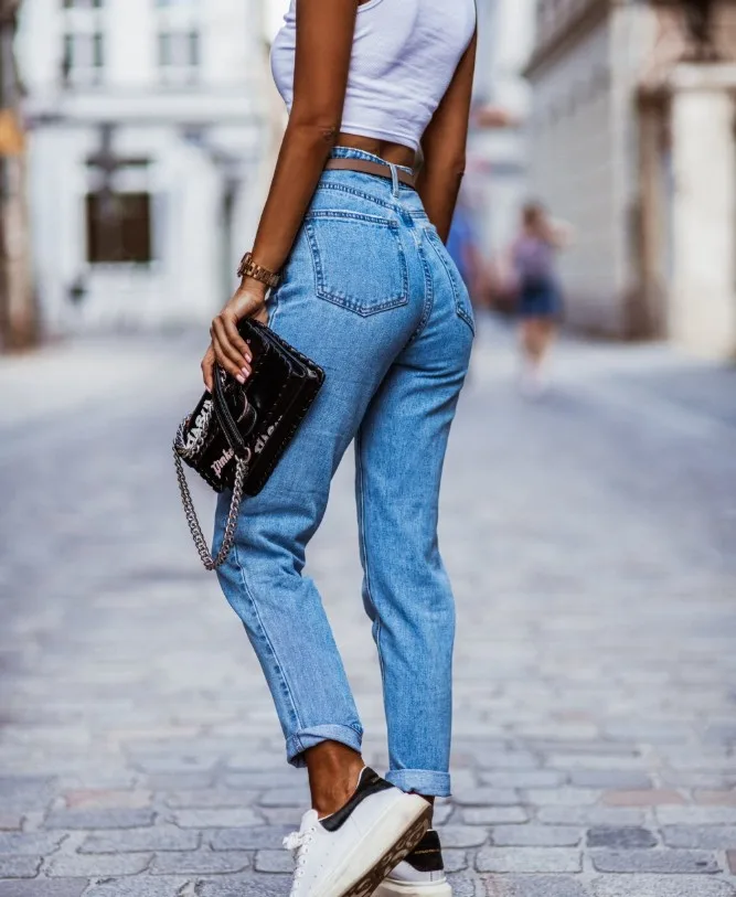 

Women's High-Waisted Jeans Tapered Leg and Light Wash Ideal for Summer Casual Outings and Daily Layering