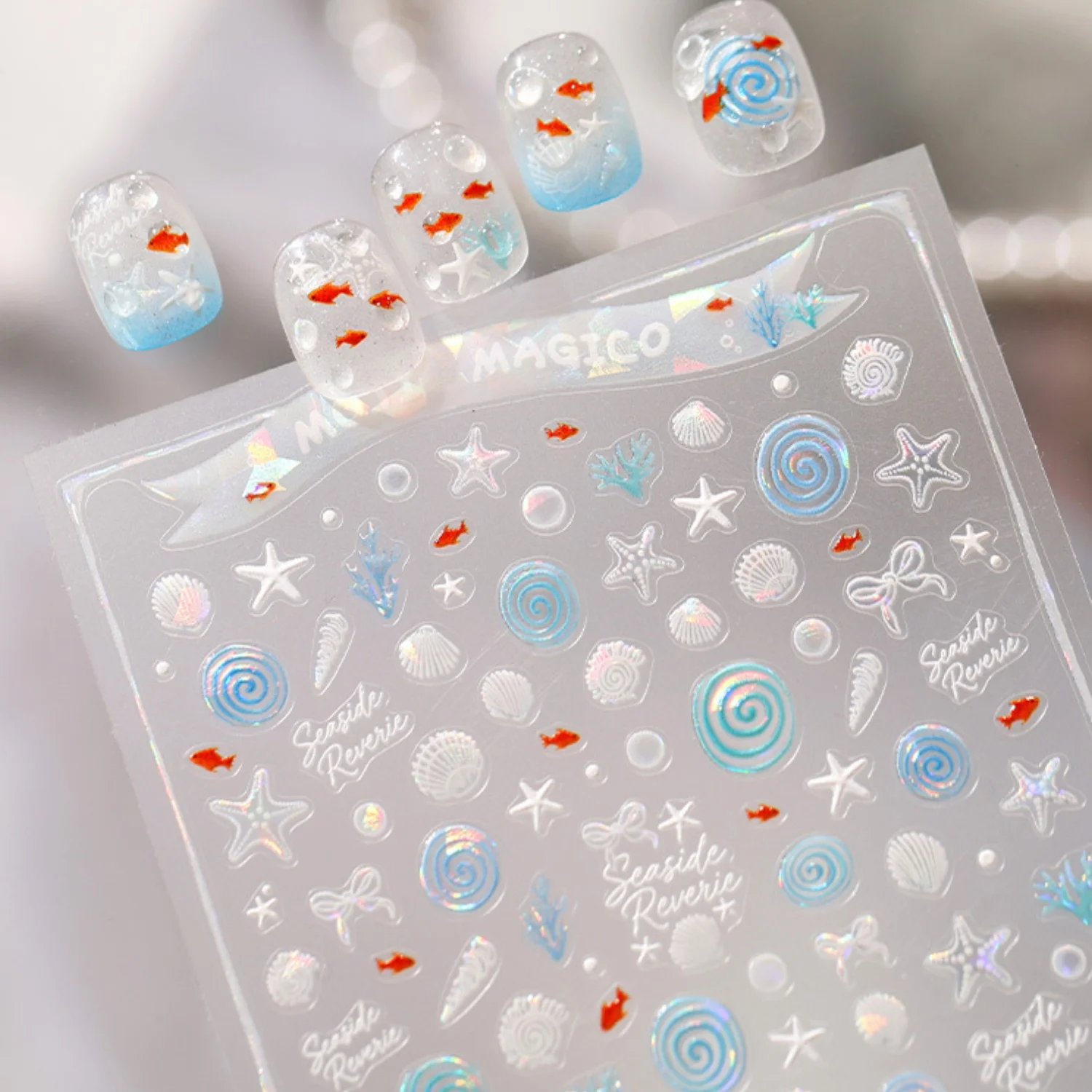 Sommerliche Marine-Nagelaufkleber: 5D Laser-Irisierend Blau Verlaufend Spiral-Muschel Seestern Roter Fisch Seegras Schleife Strand Nagelkunst-Sticker