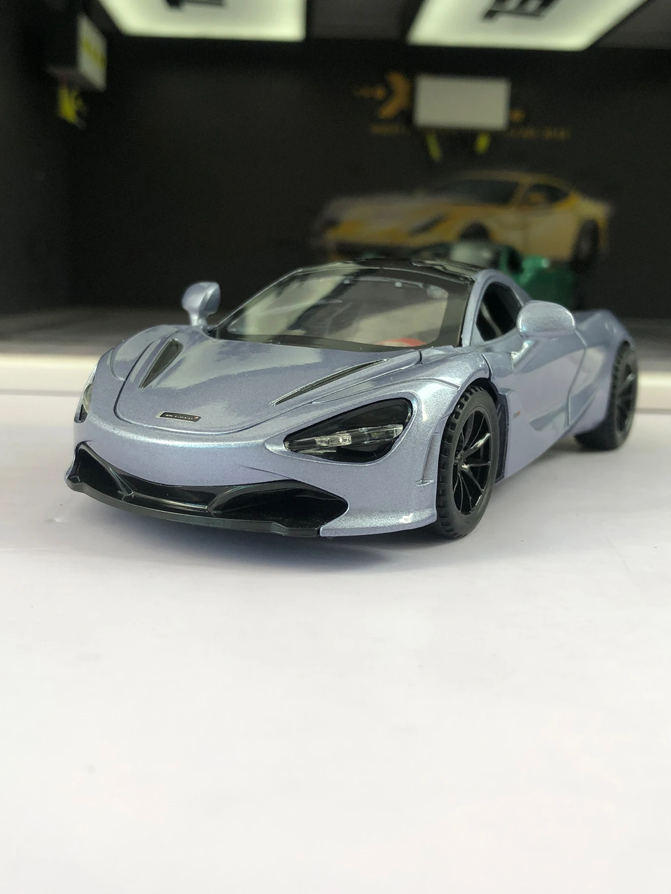 

1: 32 simulation zinc alloy sports car model, static ornament, metal collectible gift car