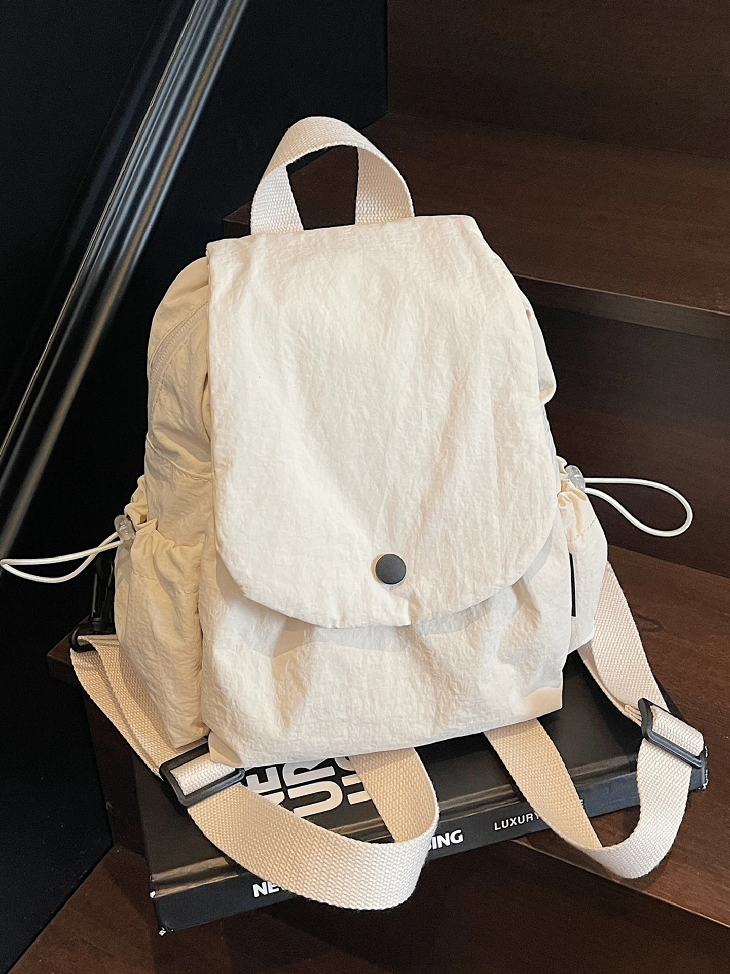 zaino-casual-da-donna-alla-moda-piccolo-grande-capacita-borsa-per-shopping-all'aperto-semplice-e-versatile-nuovo-stile-2025-materiale-in-morbido-poliestere