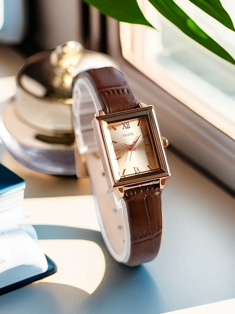 

Новые стильные женские часыЭлегантные и универсальные легкие роскошные кварцевые часы с кожаным ремешком и маленьким циферблатом Идеальный подарок для женщин.