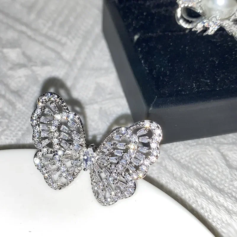 

MDL Moissanite style.Jittery pop butterfly ring 18K gold plated Radiant zirconium diamonds open skeleton niche finger ring