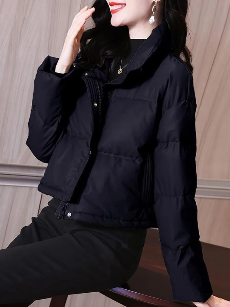 ensemble-deux-pieces-polyvalent-pour-femme-manteau-court-a-taille-haute-en-duvet-blanc-tendance-collection-hiver-2025-avec-accessoires-vestimentaires-ajustes