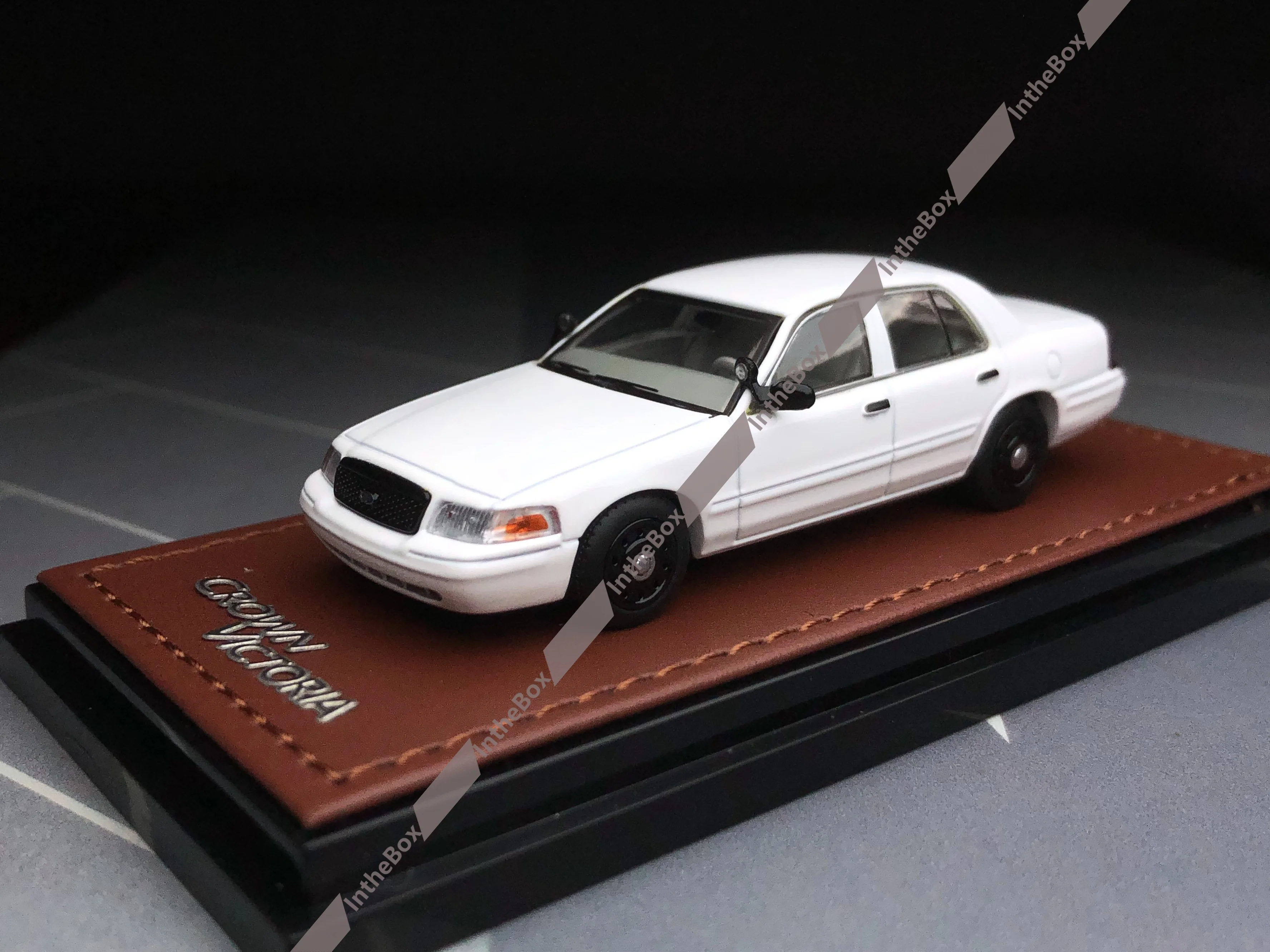 GOC 1:64 White Crown Victoria EN114 American Model Diecast Metal Car Diecast Model Car Collection Limited Edition Hobby Toys