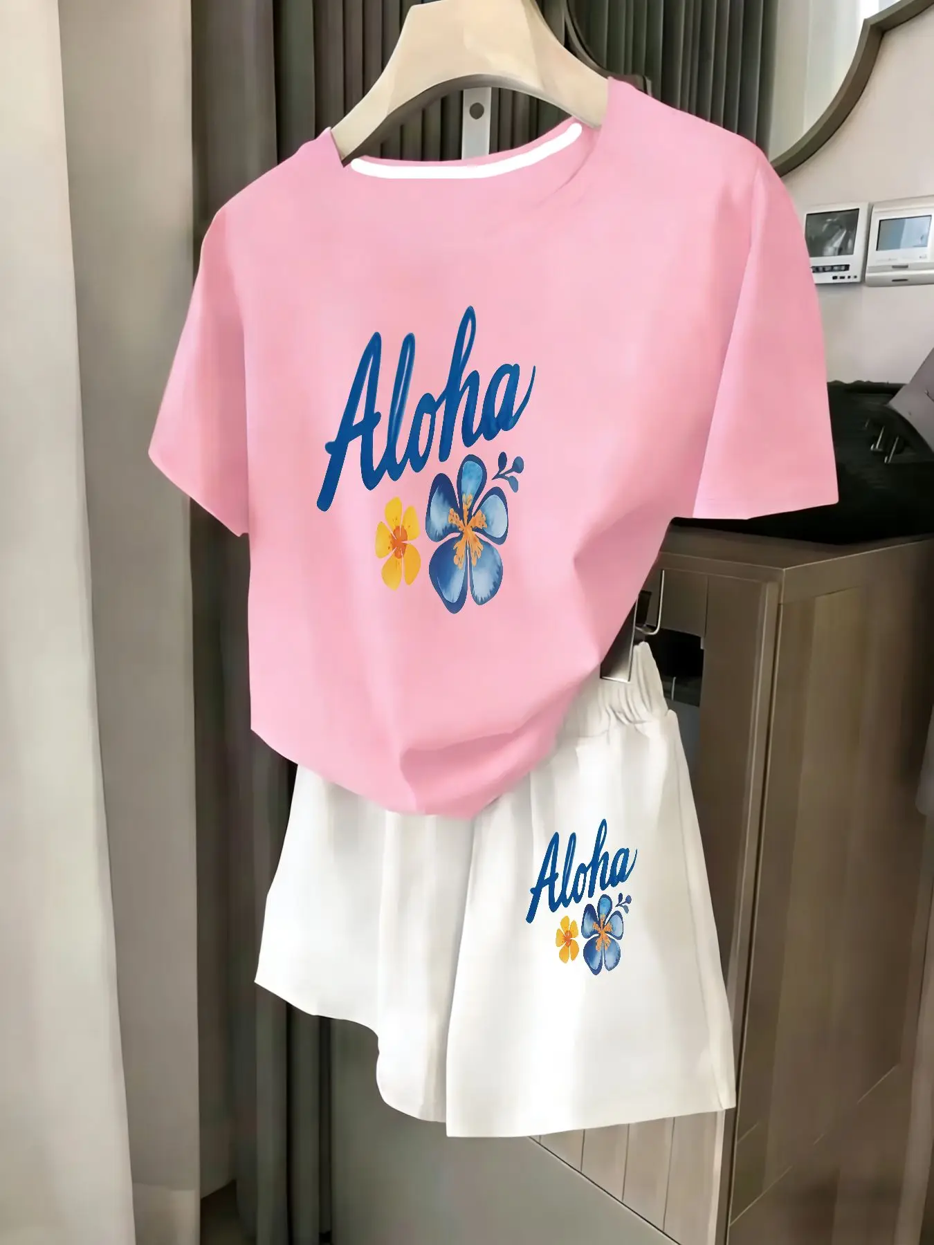 

Женский комплект из 2 предметов, летний комплект для пляжного отдыха, повседневная футболка с круглым вырезом и короткими рукавами, шорты с эластичной резинкой на талии, удобный костюм