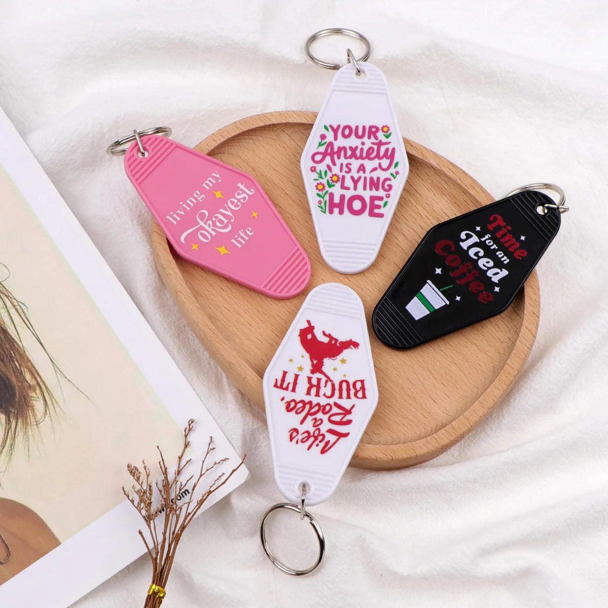 Retro Motel Shaped Key Tag Keychains Women Funny Quotes Print Plastic Keychain for Car Motorcycles Keys Keyring Men Jewelry Gift