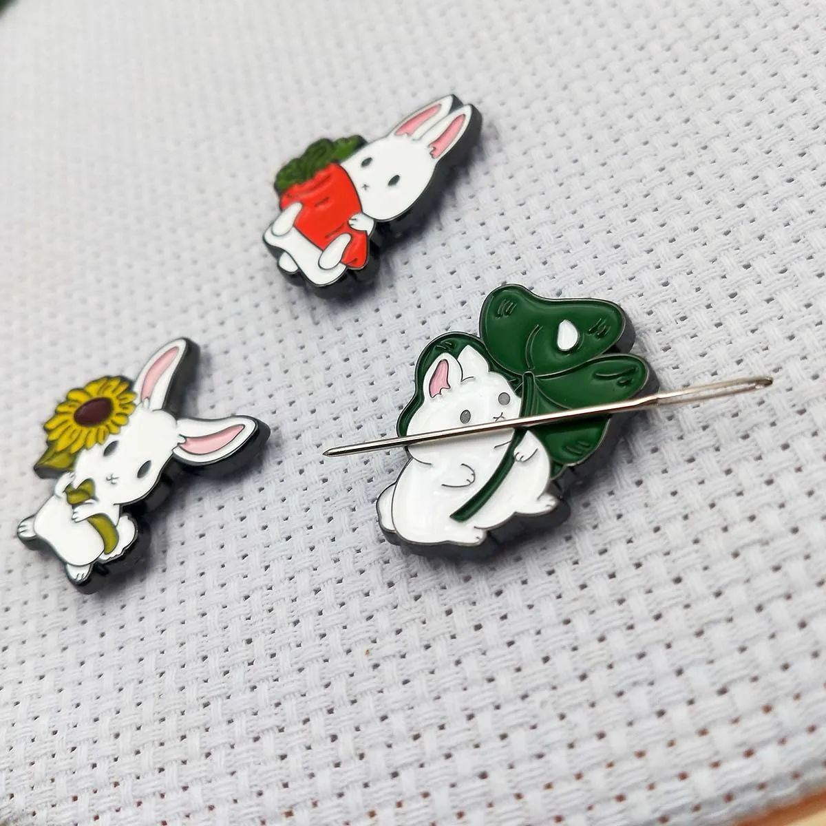 Needle Minder Rabbit, Bunny Needle Holder for Cross Stitch Magnetic Needle Keeper Finder Cute Sewing Magnet Easter Embroidery