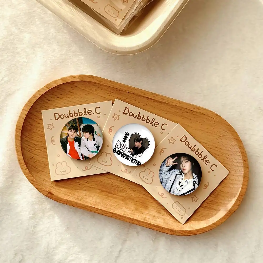 W-Weak Hero Class 1 شارات شارات دبابيس مستديرة كرتونية على ظهره سترة أزرار أكريليك دبابيس جمع الهدايا #3