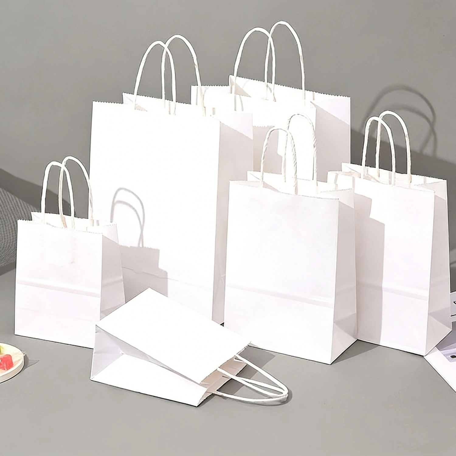 25 Stück weiße Kraftpapiertüten mit Griffen, langlebige Geschenktüten für Unternehmen, Einzelhandel, Boutique, Einkaufen, Lebensmittel, Verpackungsmaterialien