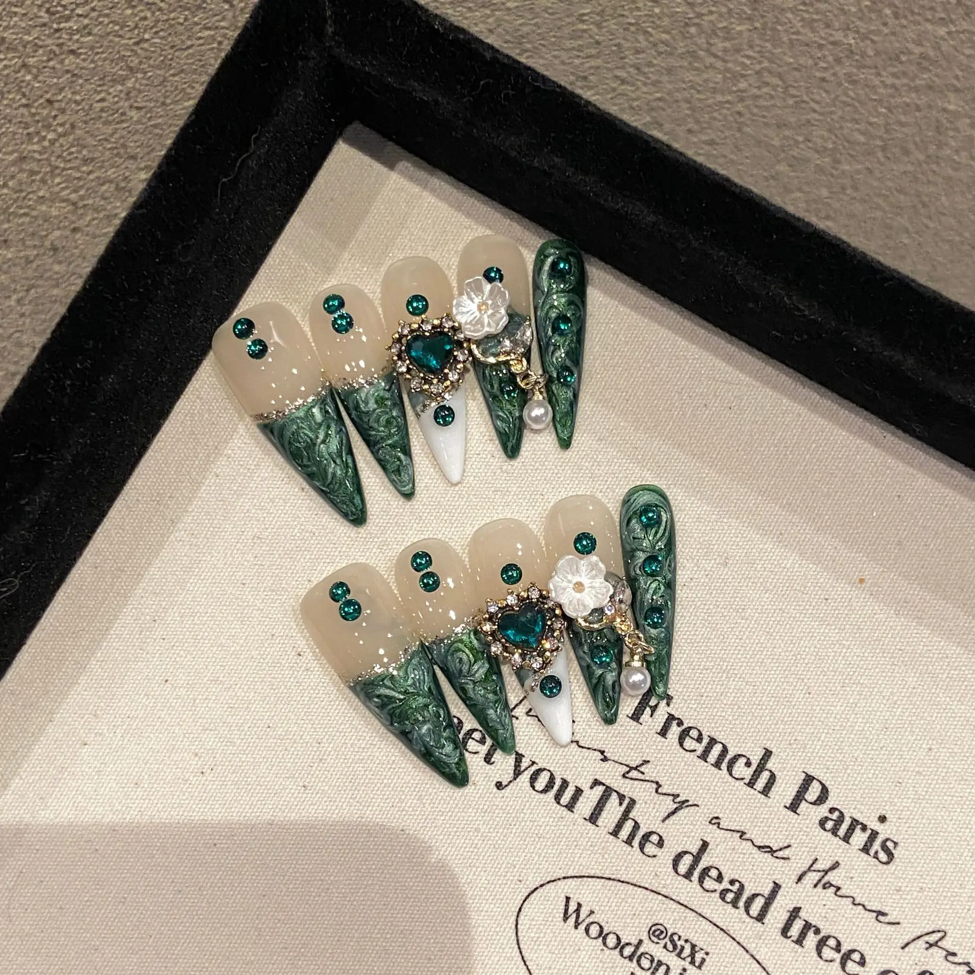 เล็บปลอมแบบถอดได้ 10 ชิ้น งานแฮนด์เมด สไตล์ฝรั่งเศส ดีไซน์ดอกไม้สีทอง 3 มิติ ประดับเพชร รูปทรงอัลมอนด์ สำหรับตกแต่งเล็บ