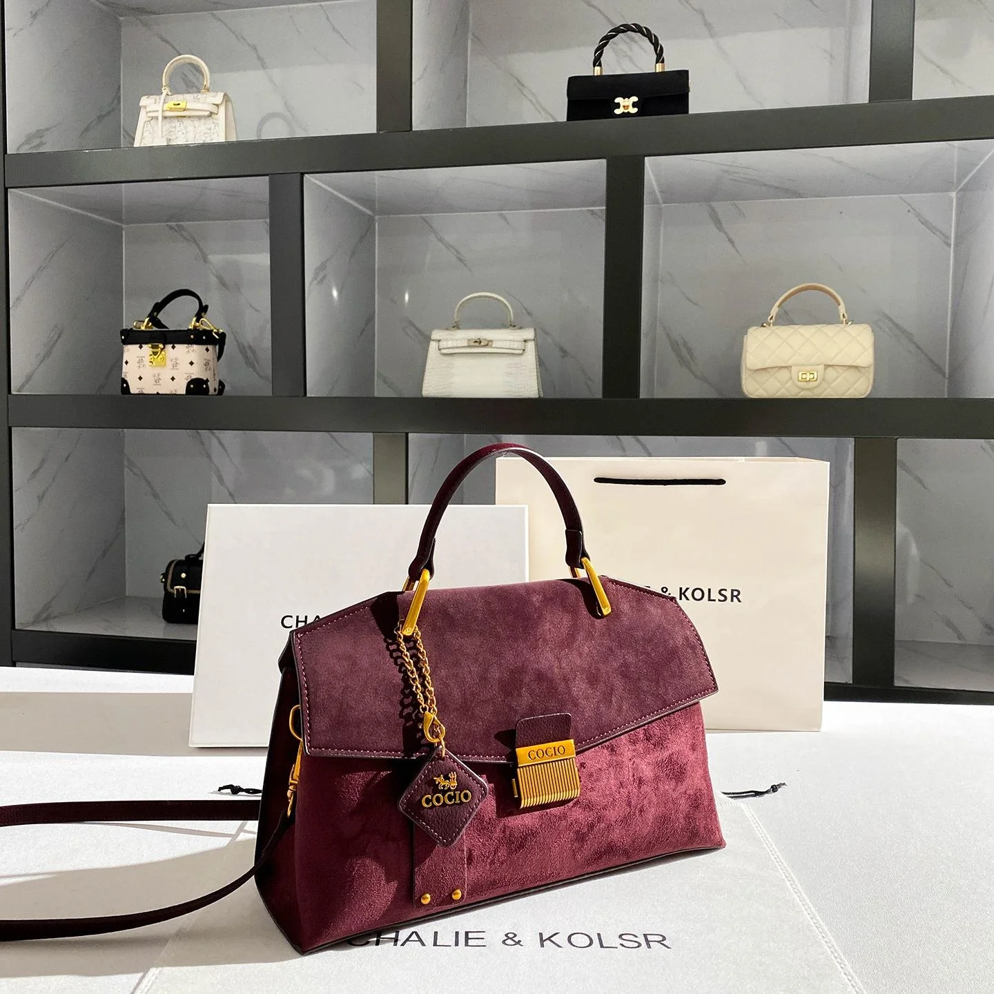 sac-fourre-tout-retro-en-velours-de-hong-kong-pour-femme-nouvelle-tendance-printemps-2026-sac-haut-de-gamme-pour-maman-d'age-mur