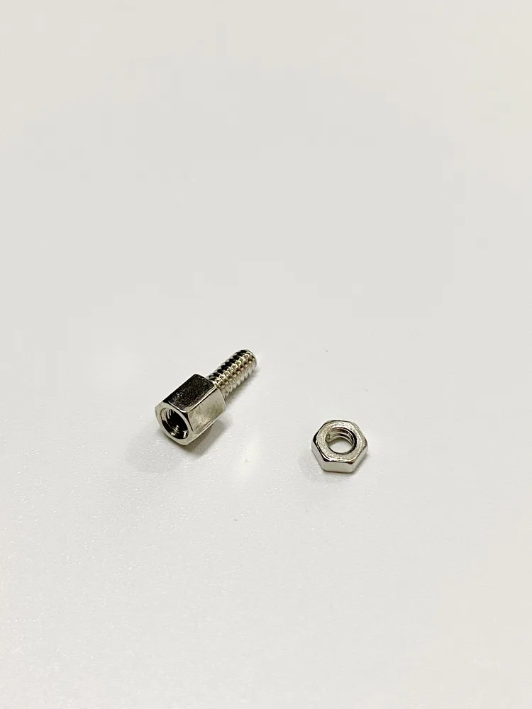 

Металлические крепежные элементы: винт с шестигранной головкой 4-40 с соответствующими шестигранными гайками, крепежный штифт для разъема последовательного порта VGA