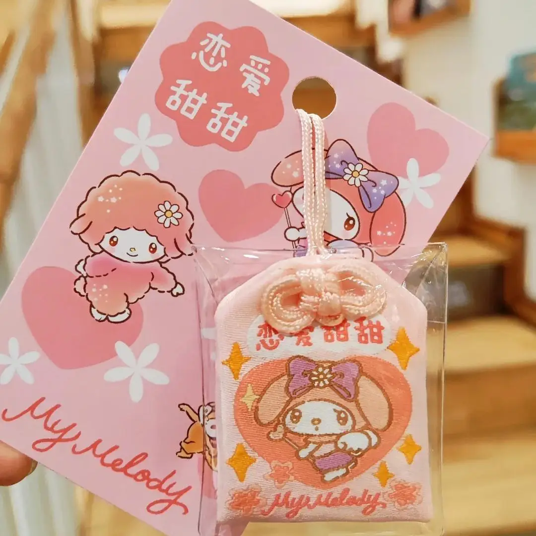 Ciondolo per zaino Hello Kitty Accessori per cartoni animati carini Ciondolo per specchietto retrovisore per auto Ricamo fine Amuleto portatile Regalo di Natale