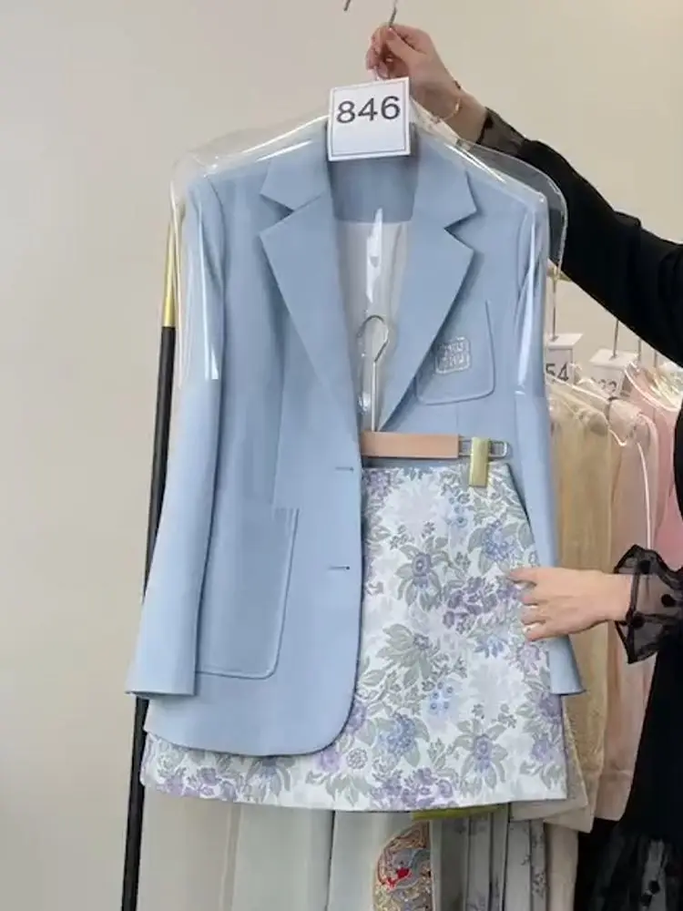 Fotografia 6: Conjunto de duas peças feminino de alta costura, estilo francês, com fragrância subtil, para primavera 2026, com shorts e blazer profissional.