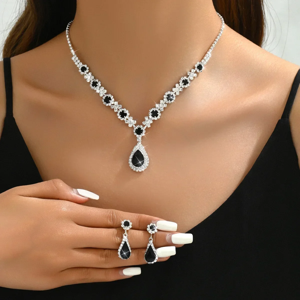 3 pieces of Luxury Rhinestone Jewelry Set Women\'s Fashion droplet Necklace Dangle Earrings Bridal Weddings Banquet Jewelry