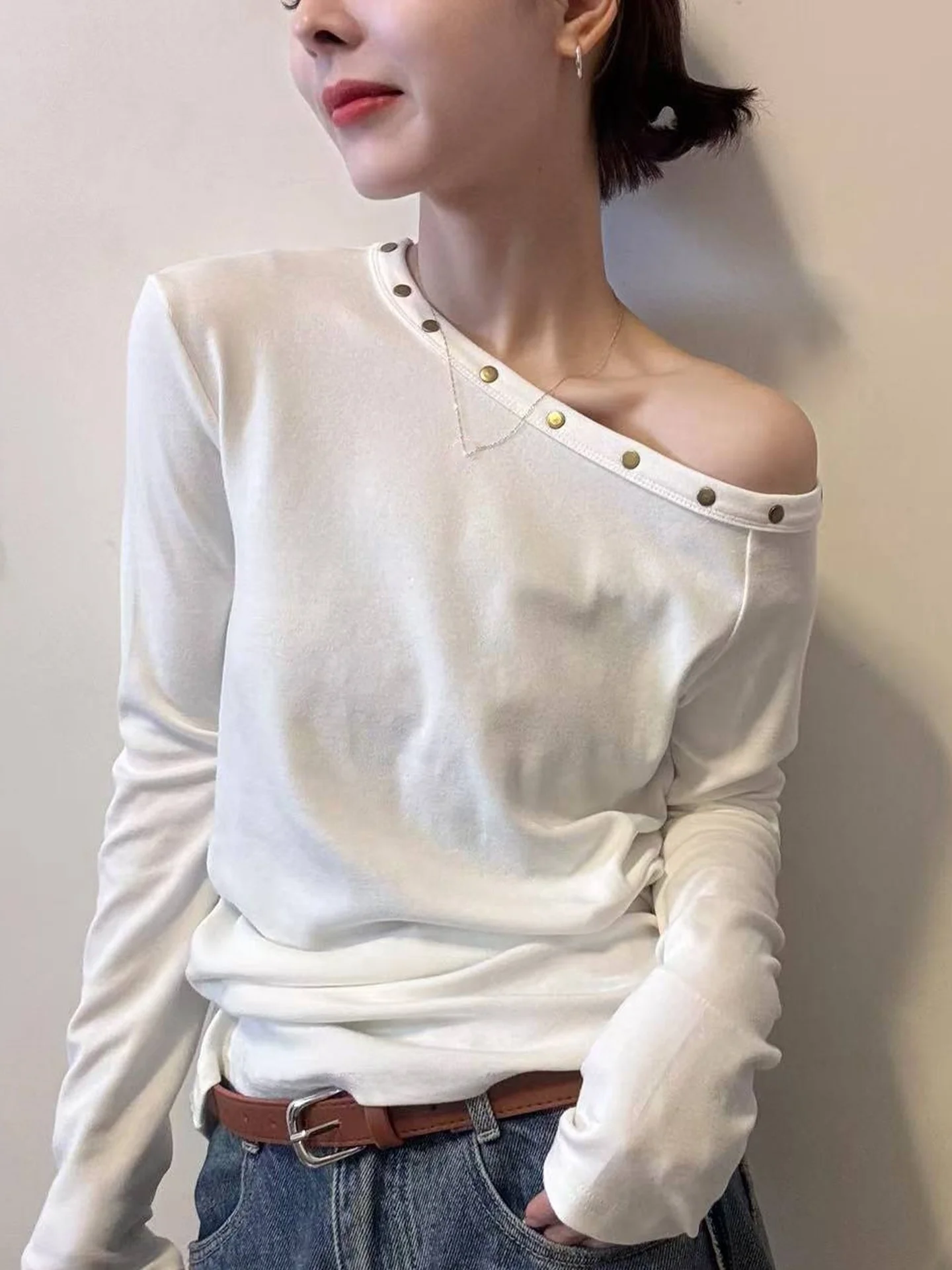 Fall 2025 oulder Bared Long Sve Vintage T irt Slimming Trendy Top Elegance High End Base irt Simple Small irt