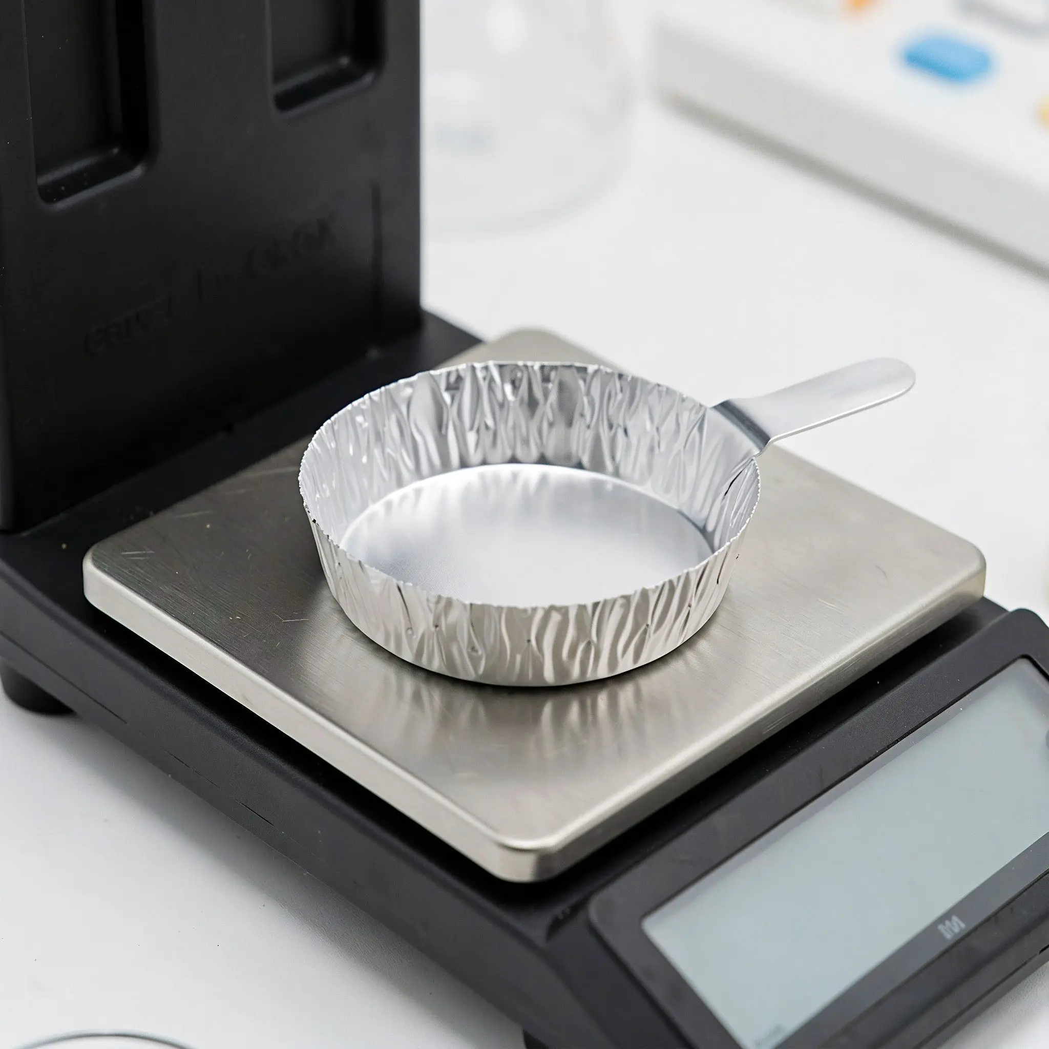 150Pcs Aluminum Weighing Dish Silver Aluminium Foil Weigh Boats with Handle, Chemical Weighing Pan Trays for Laboratory Weighing