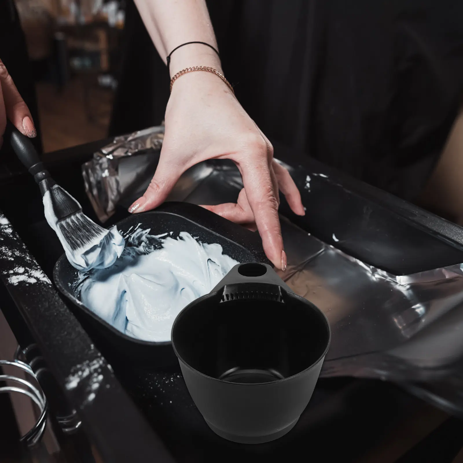 4Pcs Professional Black Hair Dye Mixing Bowls Plastic Salon Use Ergonomic Handle Hair Color Mixer Accurate Mixing Tools