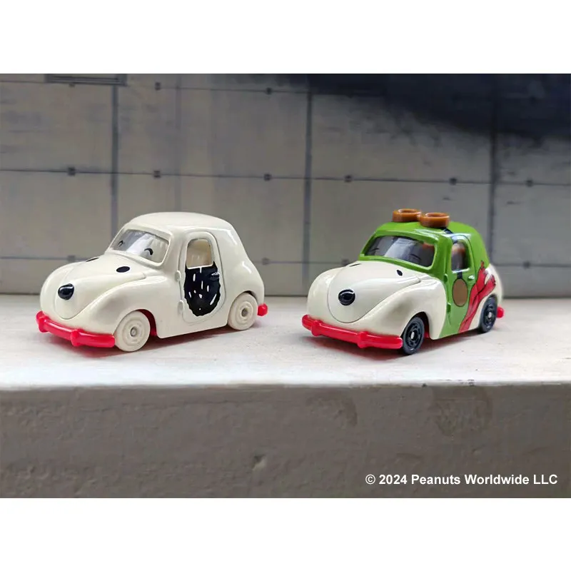 

TAKARA TOMY anime Snoopy Simulated alloy car Portable mini toy car Desktop decorations school bus model holiday gifts