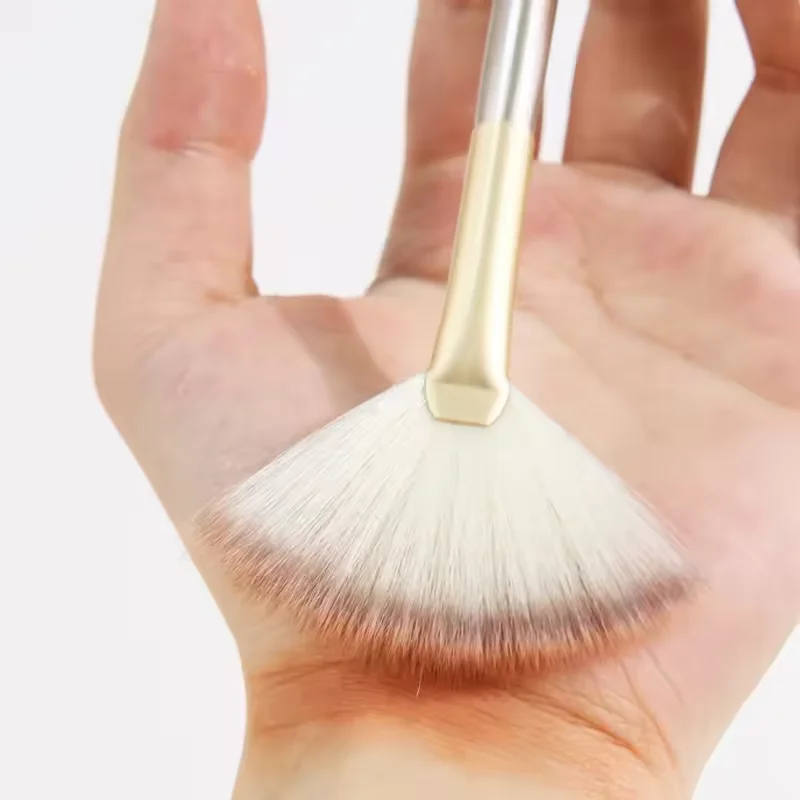 Pinceau de maquillage en forme d'éventail, pinceau de contour, pinceau à poudre doux pour le visage, outils de beauté cosmétiques pour surligneur, 1 pièce
